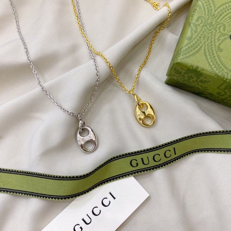 G*u*i necklaces